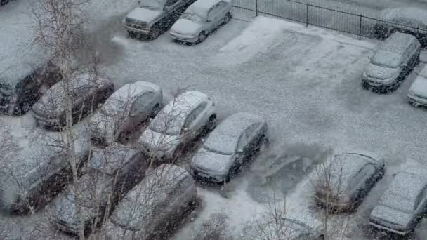 Parking zimą, opady śniegu. Spowolnienie. — Wideo stockowe