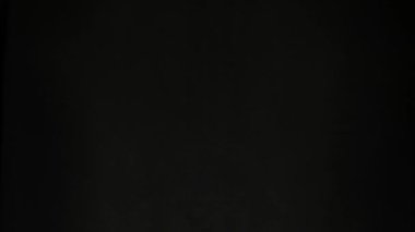 Tokalaşmak yok. El sıkışmaya çalışan iki kişi. Enfeksiyon hakkında uyarı. Karantina kavramı. Kapatın. Koronavirüs bakterilerine karşı koruma kavramı. 