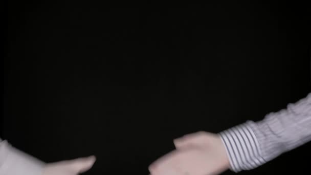 Serrez la main avec des gants stériles. Deux personnes se serrent la main. Ferme là. Concept de protection contre les bactéries coronavirus. Pas de poignée de main .