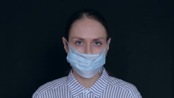 Een Jonge Vrouw Zet Drie Medische Maskers Haar Gezicht Sluit — Stockvideo