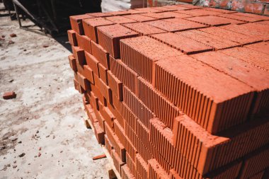 İnşaat kavramı. Yeni, kırmızı seramik tuğla yığını.