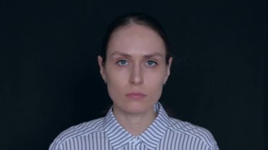 Genç bir kadın yüzüne tıbbi maske takıyor.. 