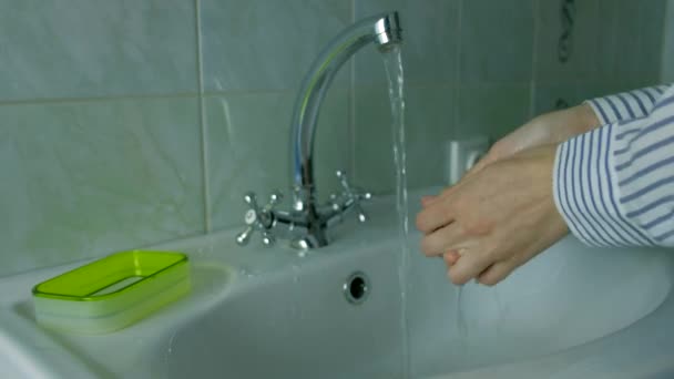 Schoonmaken van handen met water en zeep. — Stockvideo