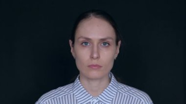 Dişi, siyah arka planda ağlıyor.