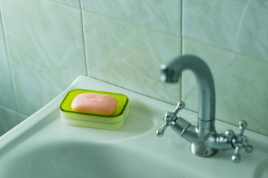 Sabun ve suyla ellerini temizle..