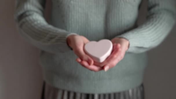 Jabón en forma de corazón en una mano de chicas . — Vídeo de stock