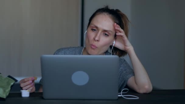 Mladý student jíst a používat notebook. — Stock video