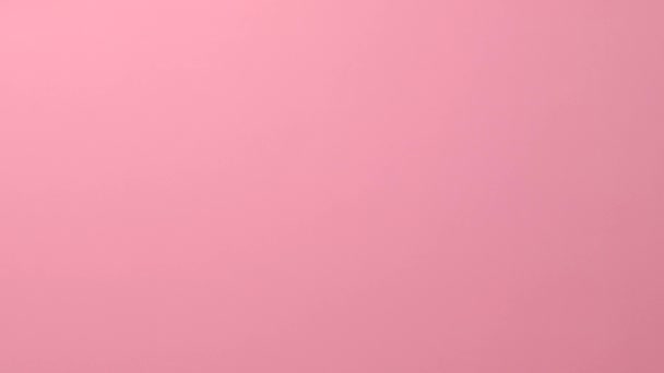 ピンクの背景に隔離されたフォークとナイフ. — ストック動画