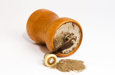 Değirmen karabiber beyaz izole