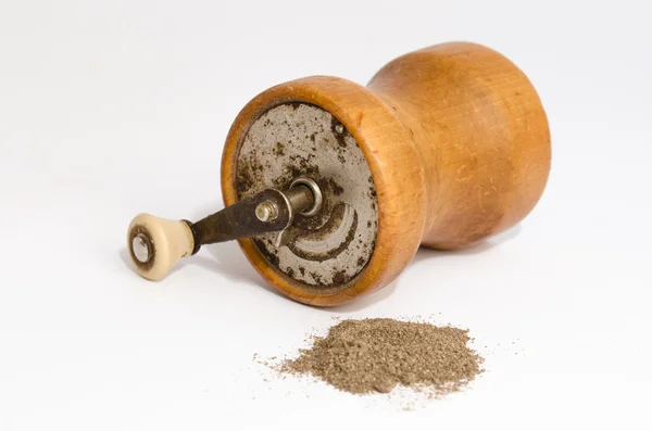 Değirmen karabiber beyaz izole