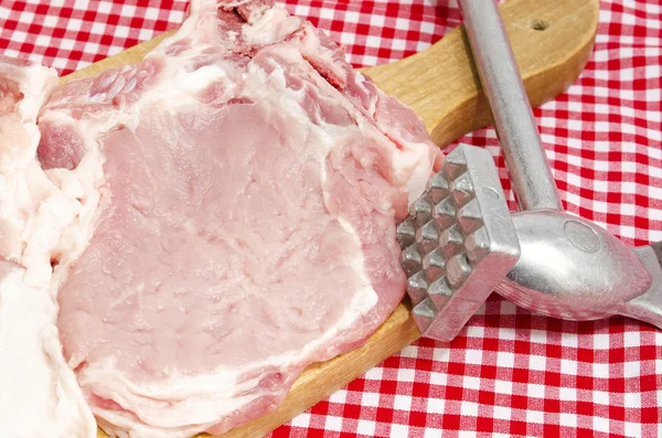 Çiğ et, domuz biftek mutfak masasında