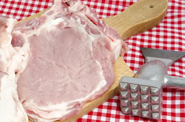 Çiğ et, domuz biftek mutfak masasında