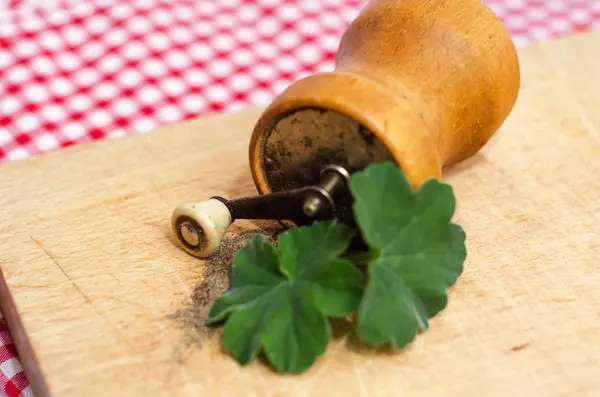 Yetkin değirmen yaprak ile