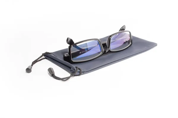 Siyah çerçeveli gözlük