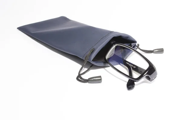 Siyah çerçeveli gözlük