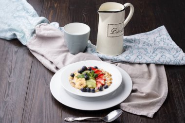 Kahverengi bir masaya Servis Kahvaltı. Meyve yulaf ezmesi.