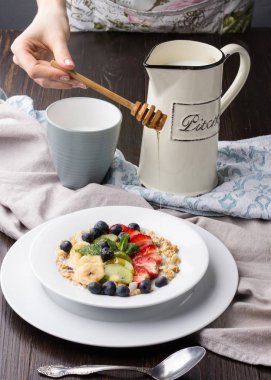 Kahverengi bir masaya Servis Kahvaltı. Meyve yulaf ezmesi.