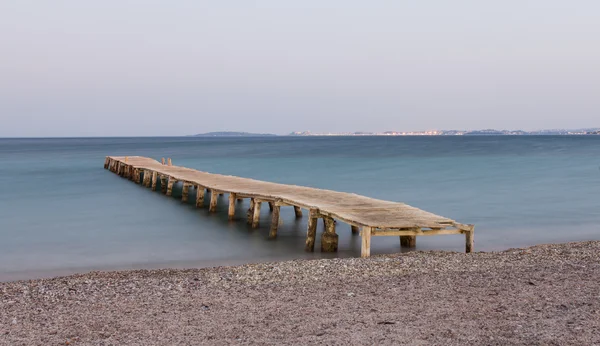 Drewniane molo w Ipsos beach — Zdjęcie stockowe