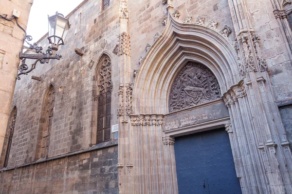 Porta laterale della Cattedrale di Santa Croce e Santa Eulalia — Foto Stock