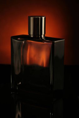 Kırmızı parfüm şişesi