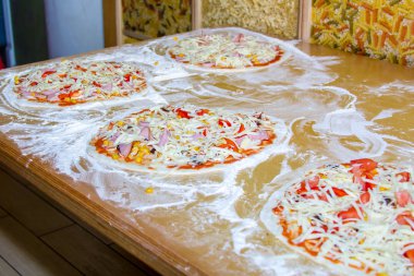 Pizza yemek. Orta boy pizza üzerinde odaklanmak
