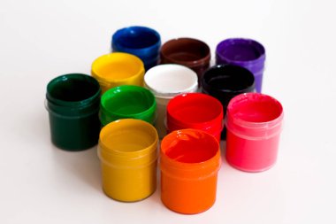 renkli birkaç kavanoz guaş açın