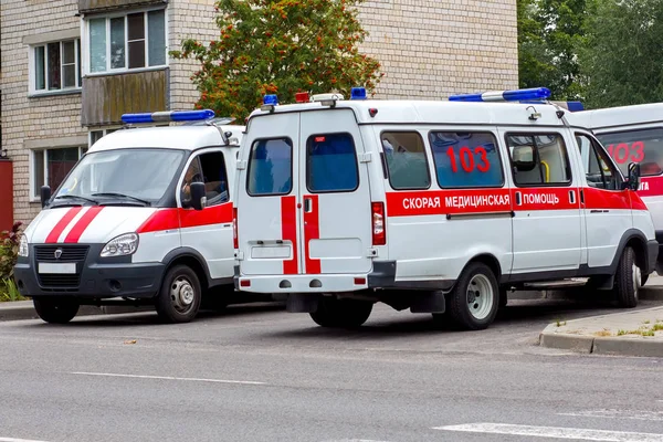 Dos ambulancia coche, la inscripción en el coche "ambulancia" en idioma ruso — Foto de Stock