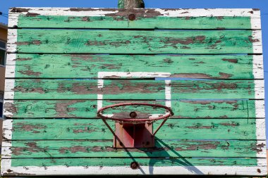 eski Basketbol çember üzerinde yeşil bir kalkan