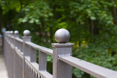 Parkta köprünün korkuluk