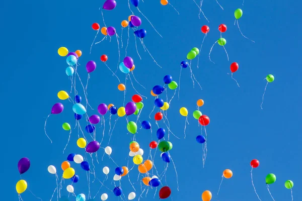 Kleurrijke ballonnen in de lucht — Stockfoto