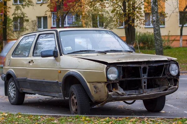 Trasig bil övergiven i en parkeringsplats — Stockfoto