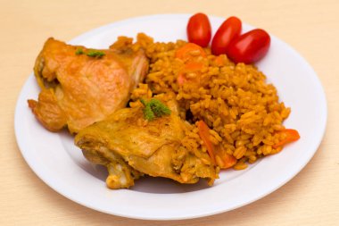 kızarmış tavuk pilav ve domates ile