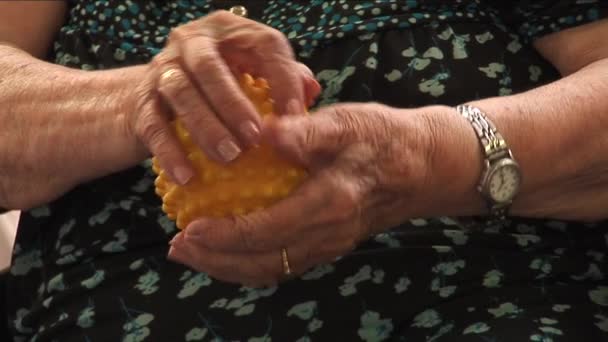 Senior citizen rehabiliteren handen — Stockvideo