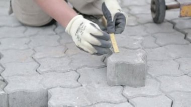 Kesmeden önce kaldırım taşını işaretlemek
