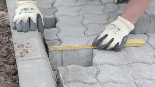 舗装石を切断する前に舗装を測定 — ストック動画