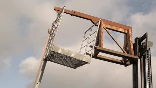 Вилочный подъемник с подъемной платформой для подъема по лестнице — стоковое видео