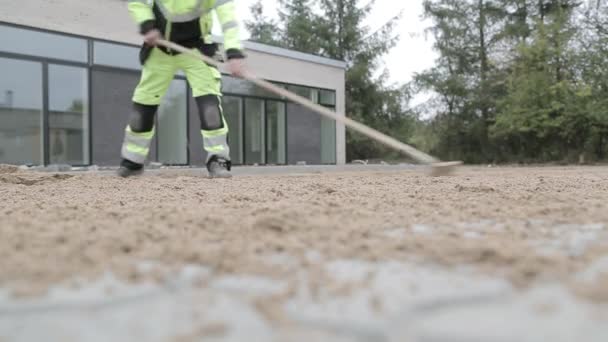 Φινίρισμα πεζοδρόμιο και να στρώσει με άμμο ανάμεσα σε πέτρες — Αρχείο Βίντεο