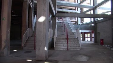 İnşaat alanının içerisinden beton yapının aşağı ve yukarı tavası.