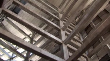 Binadaki beton yapıyı içeriden sağdan sola yansıt