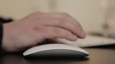 Eller klavyeye taşındığında, fare ve rafla çalışırken klavyeye odaklan