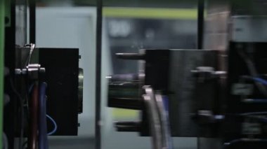 Otomatik plastik üretim hattının yakın çekim görüntüsü