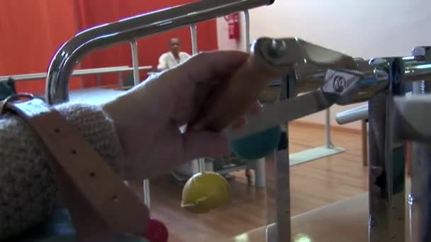 Senior Citizen Rehabilitating Hand Machine Gym Retirement Home — Vídeos de Stock