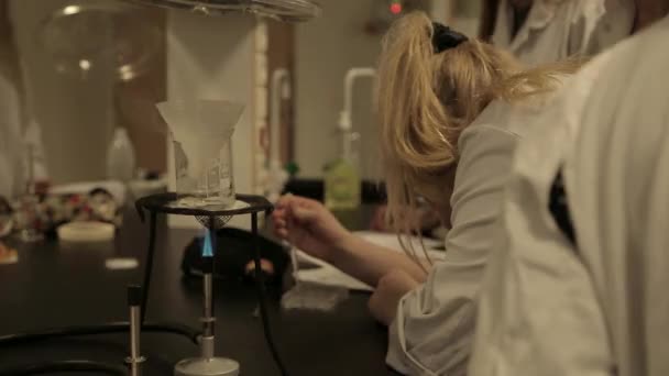 Зрізані Кадри Студентів Хімічної Лабораторії Роблять Нотатки — стокове відео