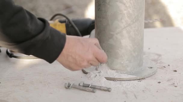 Zblízka Záběr Ruce Stavebního Dělníka Zatímco Umístí Šroub Beton — Stock video