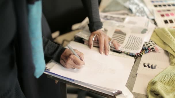 Foto Media Del Libro Bocetos Diseñador Moda Que Está Esbozando — Vídeos de Stock