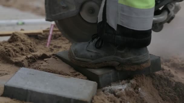 Nahaufnahme Eines Bauarbeiters Der Mit Einer Radialsäge Eine Fliese Schneidet — Stockvideo