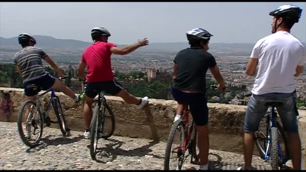 Bisiklet Süren Gençlerin Omuz Üstü Çekimleri Granada Spanya Üzerinde Mola — Stok video