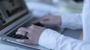 Alicante Limanı 'ndaki denizciyi çevir.