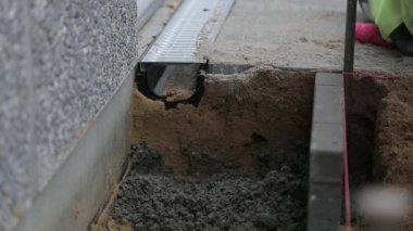 Asfalt inşaatı: İnşaat işçilerinin yerleştirilen fayansların ayrıntıları