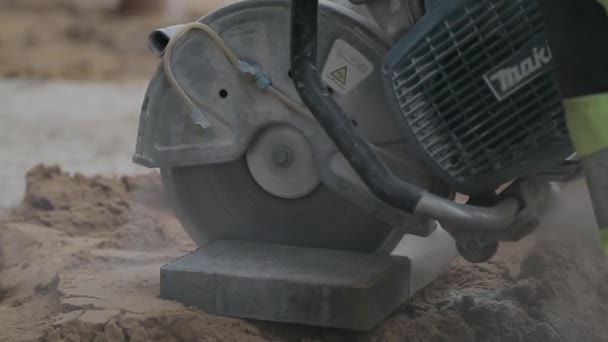 Nahaufnahme Eines Bauarbeiters Der Fliesen Mit Radialsäge Schneidet — Stockvideo